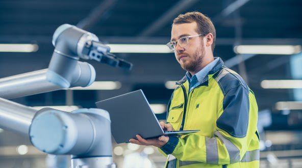 automatyk przy robocie przemysłowym